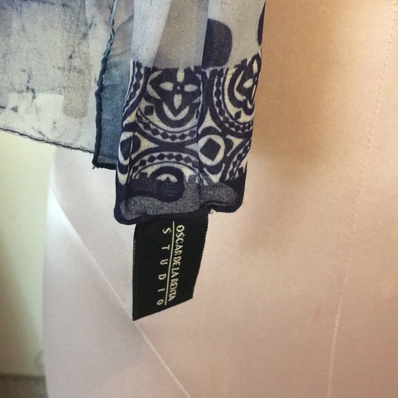 Oscar DeLa Renta Women’s Scarf NWOT 63”x 15” Luxurious Beauty for the defining. - Picture 4 of 8